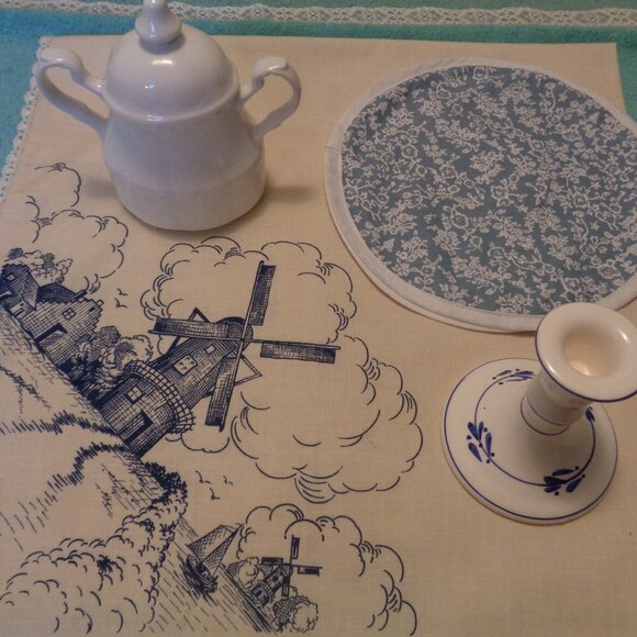 VINTAGE RETRO POTTERY SUGAR BLUE WHITE CANDLEHOLDER DUTCH LINEN ROLL HOL… - Picture 5 of 9